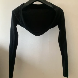 Kofta - En väldigt fin och unik svart långärmad kofta somfunakr till allt möjligt, tex ha över en annan tröja eller linne