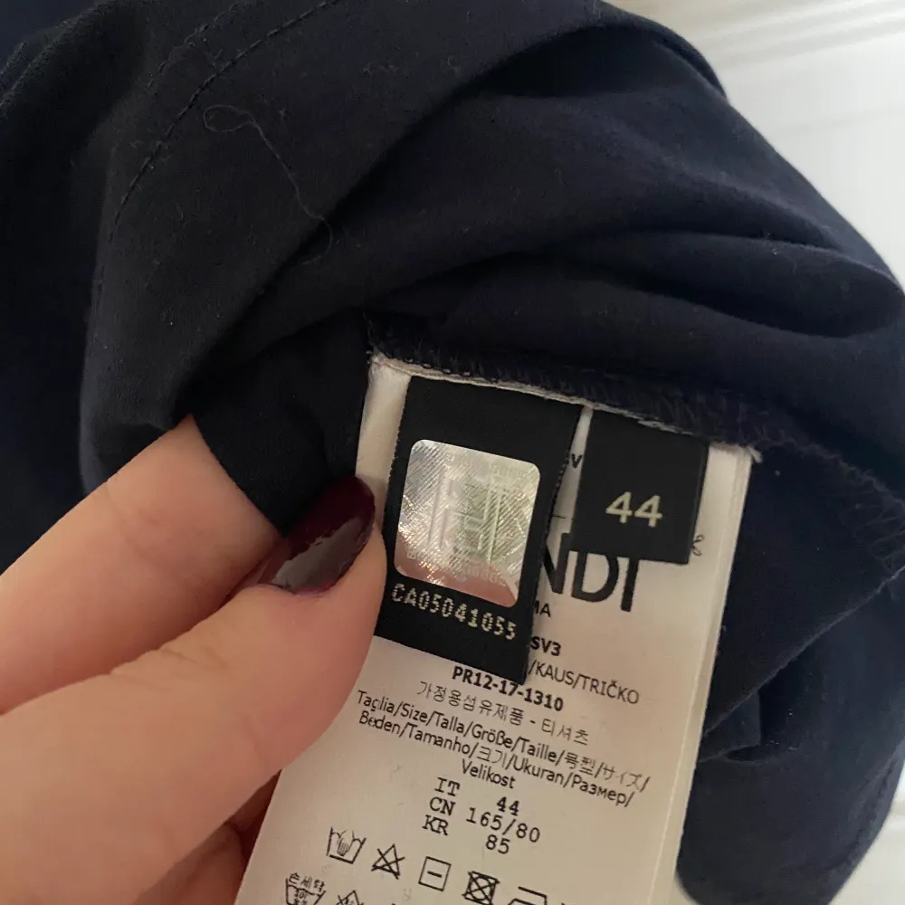 Supercool t-shirt från Fendi, aldrig använd med lappen kvar. I storlek IT44 så passar 36/38! . T-shirts.