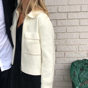 Jacka från Arket - Snygg jacka från Arket stl L men passar mindre.