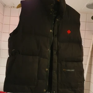 Åkta Canada Goose väst - Säljer min åkta unisex Canada Goose väst jacka som är I mycket bra skick och passar till allt. Västen är användade några gånger och den är jätte mysig och stylig. Passar xxs_ m beror på hur man vill ha på sig. Finns fler bilder och bud I kommenterna 