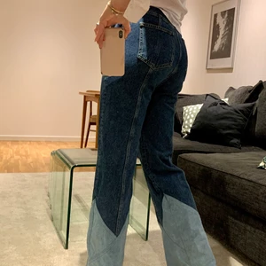 NAKD x PAOLA LOCATELLI - Högmidjade Jeans i två färger, så sjukt najs och bekväma. Älskar att sömmarna syns!! 