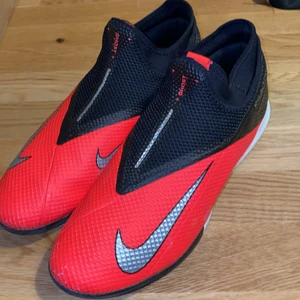 Nike Phantomvision  - Nike futsal skor för fotboll inomhus. Storlek 45,5. Inköpt på Unisport för 1000kr. Bra skick. Kan skickas men då får du betala för frakten. 