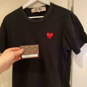 Comme des Garçons - Black with red heart. Bin - 500kr Cond - 8/10 Size - M
