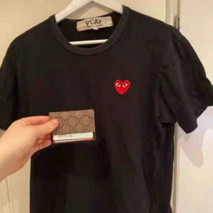 Comme des Garçons - Comme des Garçons - Black with red heart. Bin - 500kr Cond - 8/10 Size - M