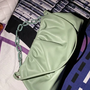 Finns inte  -  Här säljer jag också min fina ljus blå väska som jag inte vill ha längre jag har köpt den här för två månader sen 