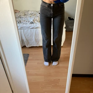 Svarta Jeans 🖤 - Svarta byxor i från monki som jag köpte förra året, 27 i midjan och 32 i längden. Jag är 165cm 🥰💕😍😁