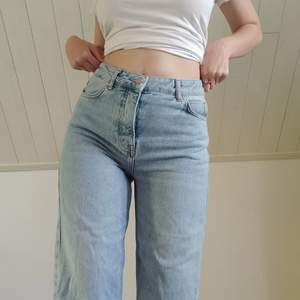 Super snygga jeans, sitter bra och är bekväma. Bara använda några gånger och säljer för att det inte passar min stil. Bra skick.  Frakten tillkommer till priset så det är egentligen  136 kr :)