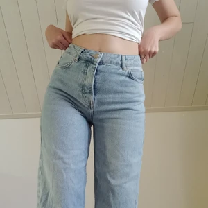 Snygga vida jeans strl sx till s - Super snygga jeans, sitter bra och är bekväma. Bara använda några gånger och säljer för att det inte passar min stil. Bra skick.  Frakten tillkommer till priset så det är egentligen  136 kr :)
