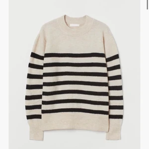 Randig stickad tröja - Populär randig stickad tröja från h&m, aldrig använd då jag råkade få hem två stycken och hann inte skivka tillbaka! Storlek XS men kan även passa S! ☺️☺️ köparen står för frakten💛🧡