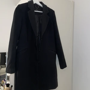 Kappa! - En svart kappa i bra skick från Vera Moda i storlek S som kommer tyvärr inte till användning längre. 