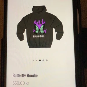 Abundant Brand Hoodie - Så snygg hoodie med coolt tryck på ryggen. Storleken är S och sitter bra på mig som är 1,66💞 köpt för 500 och i väldigt bra skick😇