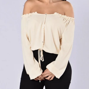 Fashionnova NY topp - Säljer ny/oanvänd off shoulder topp från Fashionnova i stl XS. Pris. 185kr + frakt. Betalning sker via Swish. Jag skickar med posten. Referenser finns från mina tidigare köpare. Skicka PM vid intresse. ♡
