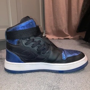 Nike Jordan skor  - Säljer mina Nike Jordan som är för små. Använd sällan och de är i bra skick! Beställde storlek 40 men de är små i storleken och passar därför inte mig, skulle säga att de passar storlek 39. Köpte dessa för 1800 och säljer för 750. Har inte sätt liknade design på många andra Jordan, super fina! 