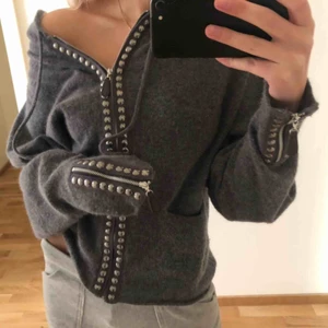  - Såå mysig grå stickad hoodie från Hunkydory, väldigt bra kvalité och absolut inte stickig eller liknande. Knappt använd därav väldigt bra skick!  Kan mötas upp i Stockholm, står inte för frakt.💗