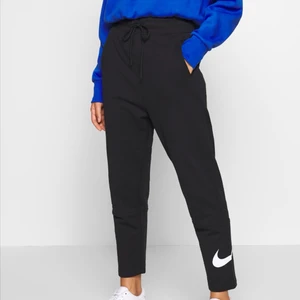 Nsw Swoosh Pant Ft White/Black - Storlek s, passar 34 och 36, går att spänna åt i midjan, knappt använda 