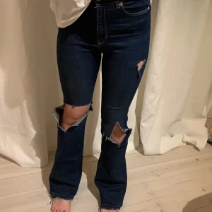 Zara jeans - Flare jeans från zara, med egenklippta hål på knäna. Storlek 38 och väldigt stretchiga. Bra för långa personer, passar perfekt för de som är ca 175 långa.
