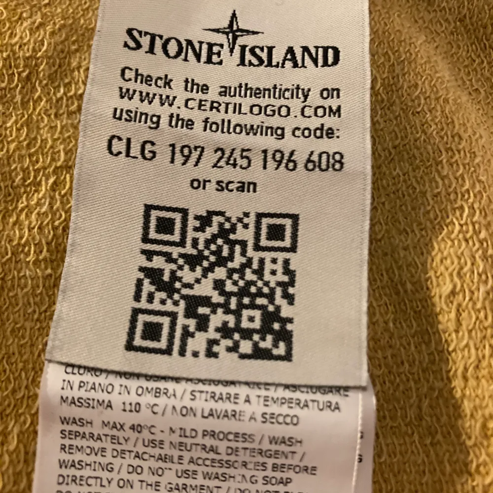 Stone island tröja bra skick inte mycket använd 100% äkta från Stone island store.. Tröjor & Koftor.