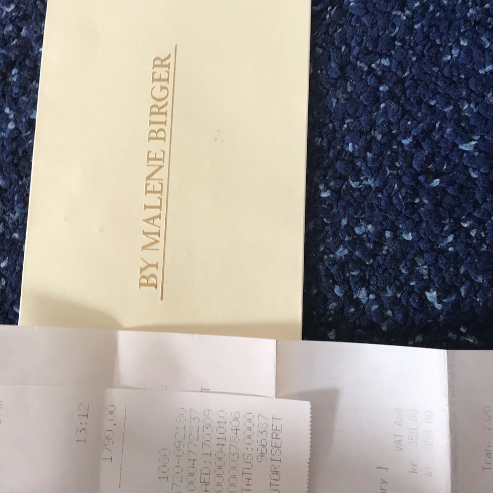 Säljer nu min väska från By Malene Birger. Jag säljer den eftersom den inte kommer till andvändning. Den är köpt för 1799 danska kroner och jag säljer den för 1300kr. Köparen står för frakt! Kan även mötas upp i Malmö. Den är andvänd ett par fåtal gånger i noggrant skick. Vid flera frågor/ bilder kontakta gärna. . Väskor.