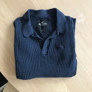 Blå tröja med krage - Blå tröja med krage / piké från Hollister. Kika gärna in mina andra annonser också, jag har precis fyllt på med med svarta och beiga linnebyxor, linneskjortor / toppar, kostymbyxor, ullkappor, jeans, skärp, stickat och mycket mer!