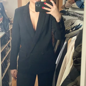 Svart kavaj - Super snygg kavaj som knappt är använd från hm 