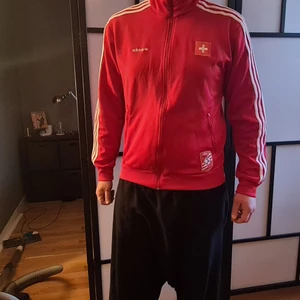 Adidas original retro Schweiz fotbollsjacka.  - Schweiz 2008 hur udda är inte det?  Case closed. :D