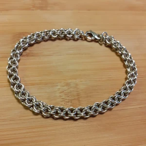 Äkta t h i c c silver armband. - Ett stilrent chunky silver armband som är lite för stort för mig som verkligen förtjänar kärlek hos en ny ägare🥺 Armbandet är tillverkat av silver och är tillsammans med låset är den unika kedjan drygt 21 cm långt men kan nog bäras runt en vrist på 20 cm. Fördelen med detta är att silver inte färgar av sig och har en lång livslängd. Om du har fler frågor eller vill se bild på stämpeln så är det bara att kontakta mig! Frakt på 24/12kr tillkommer vid leverans