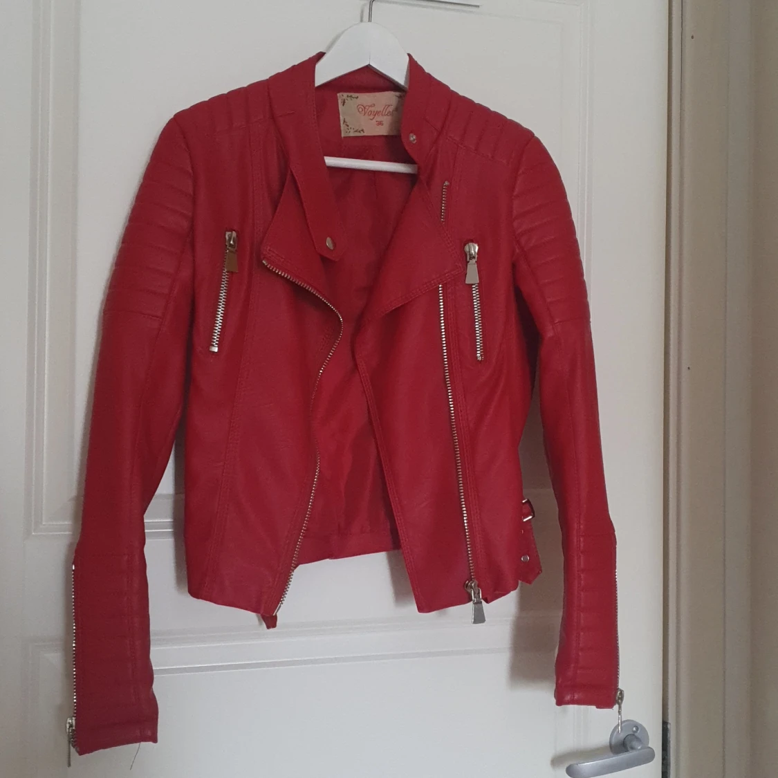 Röd skinnjacka