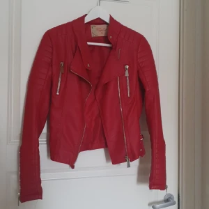 Röd skinnjacka - Röd skinnjacka i storlek 36. Knappt använd. Inga hål eller annat märkvärdigt. 