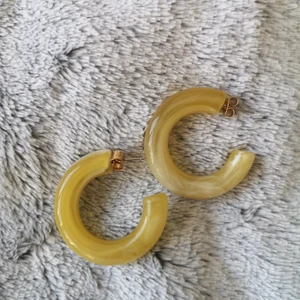 Gula örhängen från monki. Aldrig använda.  - Köpte dom för en månad sedan men har aldrig kunnat matcha dom med något jag har, men coola e dom. 