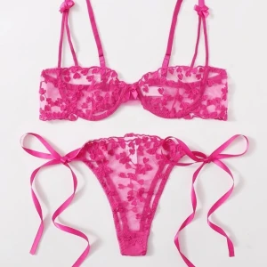 Rosa underklädes-set - Säljer detta SUPERfina set från Shein då det är för litet för mig. Toppen är endast testad en gång och trosorna är ej testade. Skulle passa bäst för A eller B-kupa!💕💕 Vid stort intresse blir det budgivning💕 skriv om ni vill ha fler bilder! Köparen står för frakten