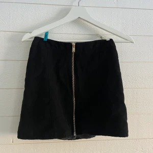 Tre kjolar - Tre olika kjolar, första är i läder och andra i bomull. I väldigt fint skick