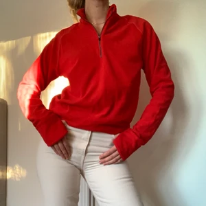 Ziptröja - Oanvänd ziptröja i mjuk fleece från Craft ❤️ Herrmodell storlek M, den är lite längre än vad det ser ut som på bilderna då jag har vikt upp den lite.                                             Kolla gärna in mina andra annonser! 