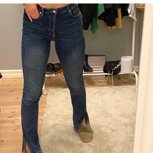 Mörkblåa Zara jeans med slits på ytttrsida ben, köpt här på plick men passa inte min stil tyvärr (bilden är också lånad av henne som sålde dom)💓