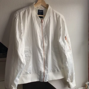 Vit jacka  - Köpt 2 st av den och använt ena bara och denna är oanvänd och vill sälja, den är från lager 157 och storlek L 