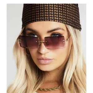 ONESIEZE - Sjukt snygga solglasögon från jaded london, väldigt mycket 2000’s vibe🤩🤩Säljer då jag råkade beställa två så dem är helt nya i förpackning☺️180 inkl frakt! 