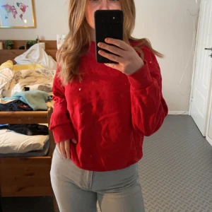 Collegetröja  - Säljer dena röda collegetröja i storlek xs från h&m, använd någon enstaka gång😊 köparen står för frakten 