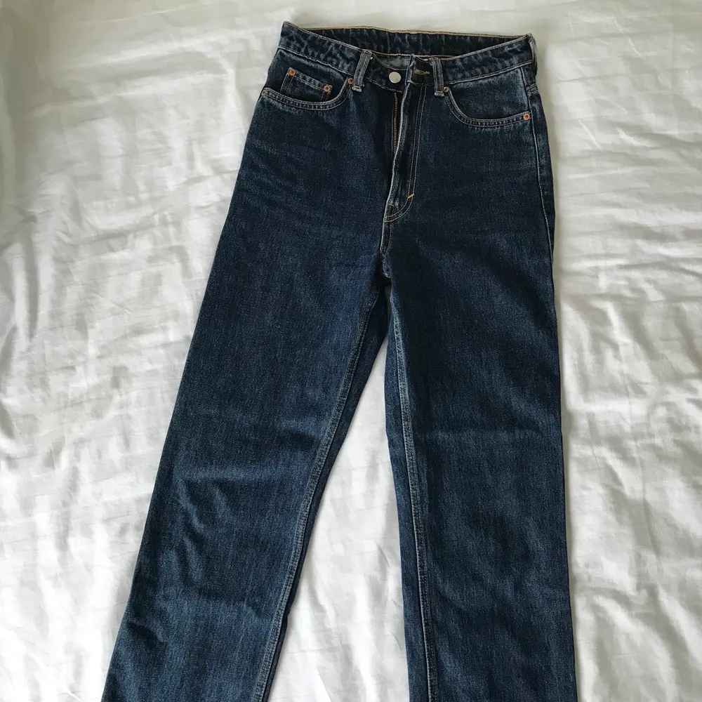 Säljer nu några av mina favoritjeans, weekdays Rowe jeans straight leg pga att dom blivit för små på mig. 🙄 Är i färgen Win Blue, så deras mörkaste blå! Bra skick, priset är exklusive frakt! . Jeans & Byxor.