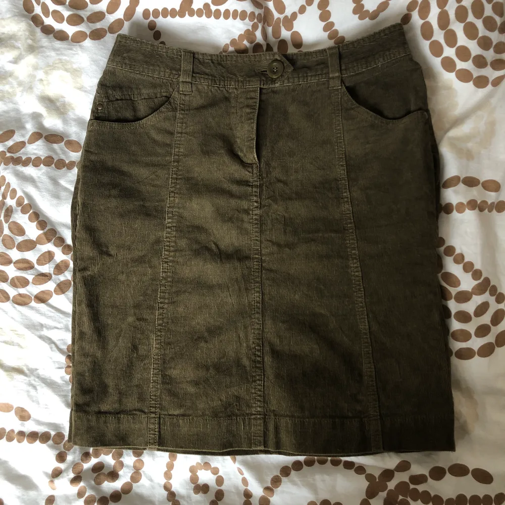 Grön kjol köpt secondhand men använd en gång av mig. Har sytt in den så att den är mer rak, det går lätt att sprätta upp och då får den formen på bild 3❤️ Strl 38 men passar mig med 40/42👍🏻. Kjolar.
