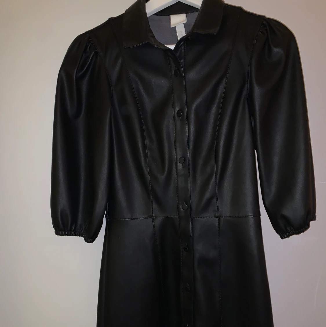 Svart skinnklänning med puffärm