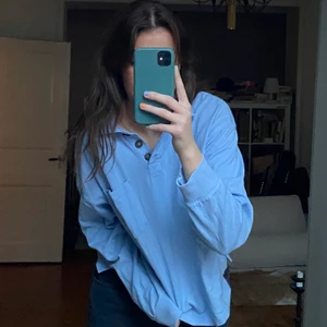 Blå tröja / skjorta - Blå jättesöt oversized tröja från monki, köpt förra sommaren men har inte fått användning för den💙