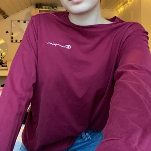 Långärmad t-shirt från Champion  - Säljer en vinröd/burgundy longsleeve från Champion i storlek S. Tröjan är i bra skick och har som startbud 50kr. Buda i dm! 