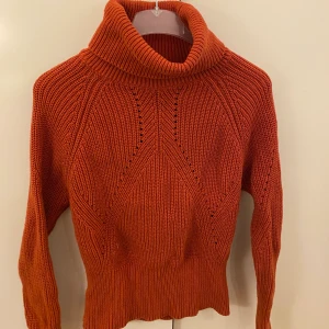 Stickad tröja - Stickad tröja från märket Crocker. Tveka inte att höra av er om ni har några frågor eller vill ha fler bilder!💕