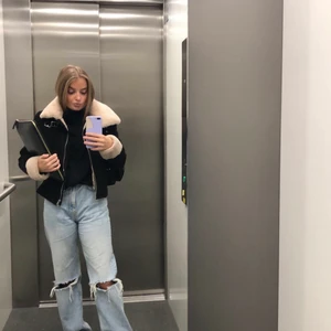 Bikerjacka med päls - Superfin och skön jacka från hm. Har kommit till god användning och är mycket bekväm. Även beige päls i hela jackan. Strl är xs/s och sitter väldigt bra på mig. 