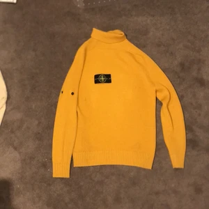 Stone island  - Gul Stone island turtleneck. Strl M. Köpt på Instagramsida i somras för 1400.  