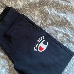 Champion mjukisar - Fina blå champion mjukisar, dom har varit en stor favorit men tyvärr har dom blivit för små! Dom är väldigt sköna och snygga🤍🤍