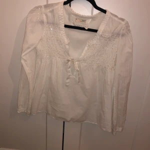 Odd Molly blus  - Vit Odd Molly blus med glitter på. Storlek 0 vilket är xs/s. Använd 1 gång, säljs pga att den är för stor för mig.