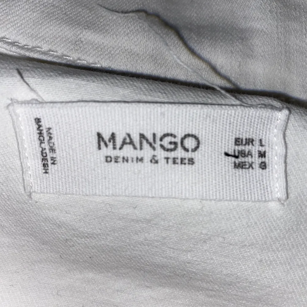 Vit jenas jacka köpt på Mango i stlk L! Jag är normalt sätt en S, men köpte L, då jag ville ha stickade kläder under eller ett linne, då den blir oversize❤️ säljer för 70kr + 48kr frakt🌟. Jackor.
