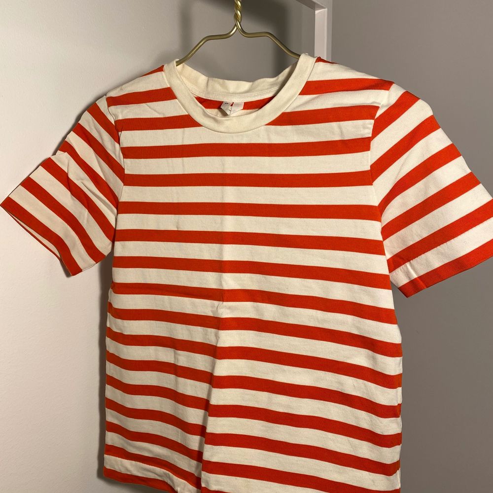 Rödvitrandig T-shirt i tjock kvalitet. Helt ny. . T-shirts.