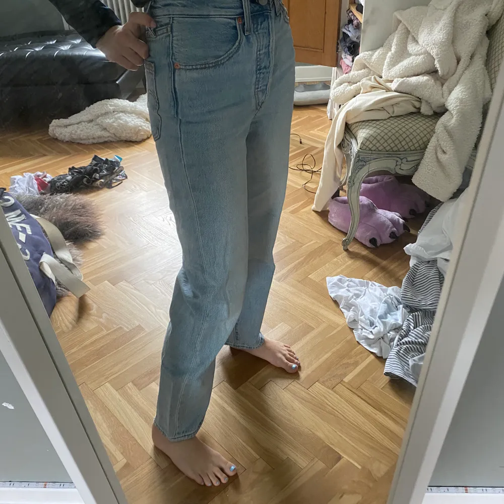 Säljer dessa snygga levis jeans men som tyvärr blodvite för små för mig men är riktigt snygga😃. Jeans & Byxor.