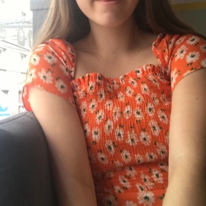 Orange klänning från zara - Säljer min favoritklänning då den blivit för liten :( den är från Zara och är i storlek xs/s